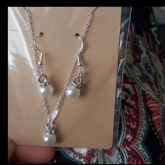 Hello ladies I am selling all the fashion earings for sale each $35.00 . - Picture 10 of 11